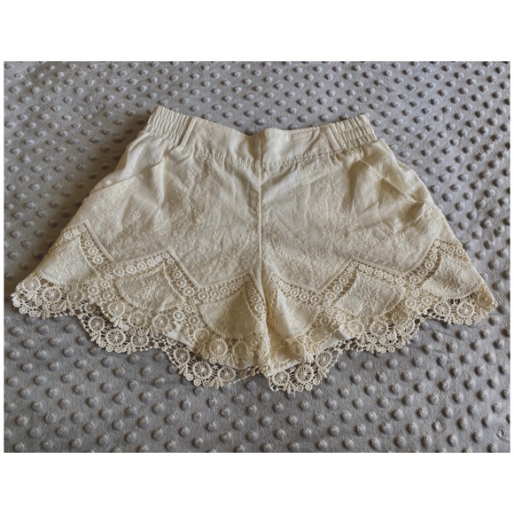 🔥 EMBROIDERY SHORTS 🩳🧵 - Picture 3 of 5